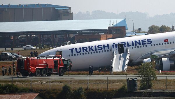 Лайнер Turkish Airlines выкатился за пределы полосы в аэропорту Непала