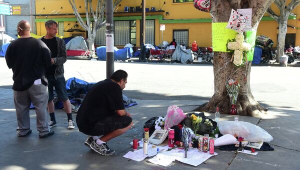 Цветы на месте убийства бездомного сотрудниками полиции в Лос-Анджелесе