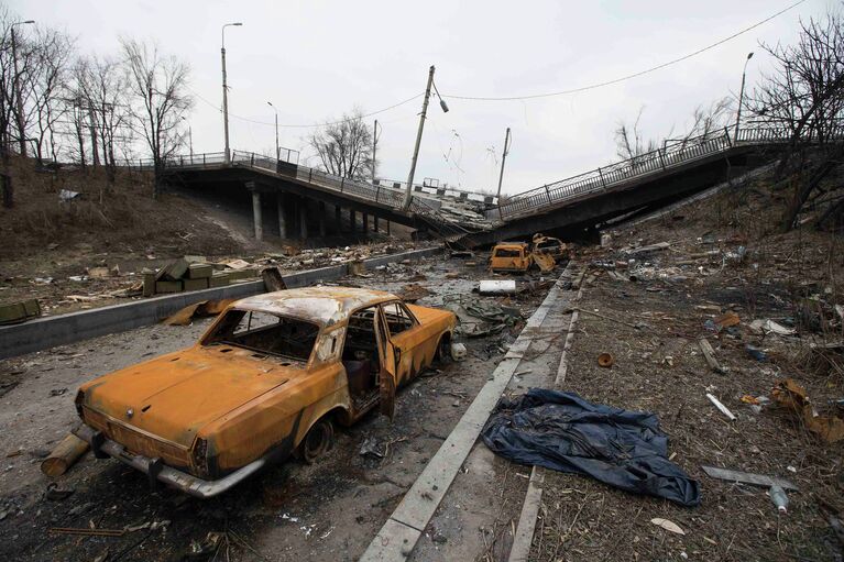 Сгоревшие автомобили под разрушенным мостом в районе аэропорта Донецка, Украина