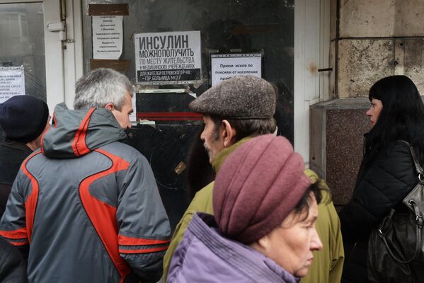 Местные жители у входа в отдел распределения помощи в городе Донецке
