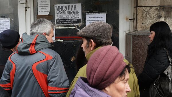 Местные жители в городе Донецке. Архивное фото