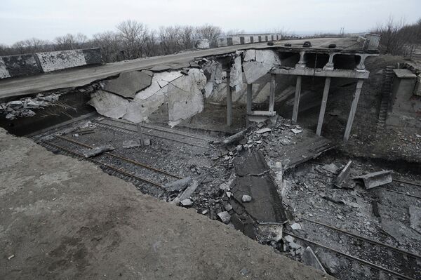 Разрушенный мост в Дебальцево, Украина
