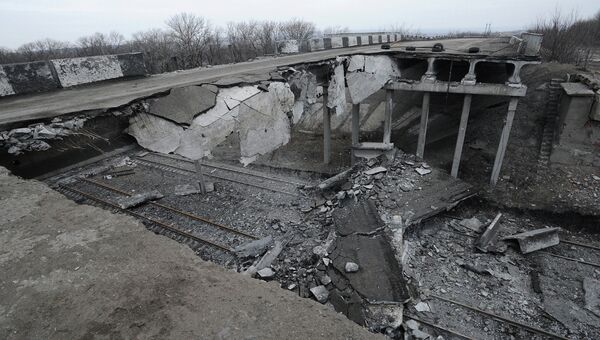 Разрушенный мост в Дебальцево, Украина. Архивное фото