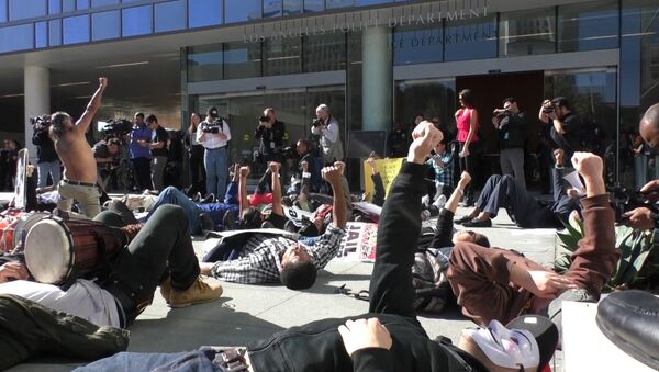 Протестующие легли на землю на акции после убийства бездомного полицией в США