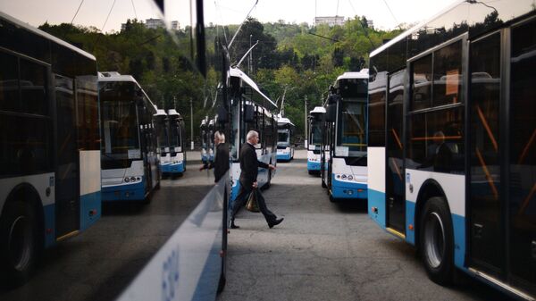 Подготовка троллейбусов Ялтинского троллейбусного парка к выходу на маршрут в Крыму