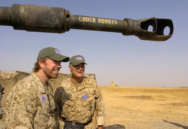 Актер Чак Норрис во время визита с целью поддержать американских военнослужащих в Ираке