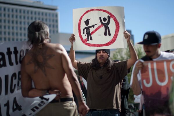 Протест у здания полиции Лос-Анджелеса, США