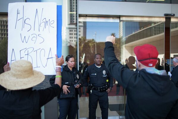 Протест у здания полиции Лос-Анджелеса, США