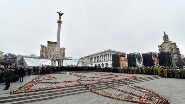 Жители Киева на площади Независимости во время памятных мероприятий, посвященных годовщине событий на Майдане. Архивное фото