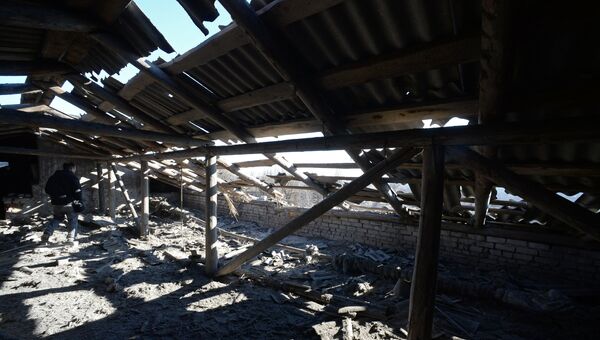 Крыша школы № 42 Донецка после обстрела города украинской армией. Архивное фото