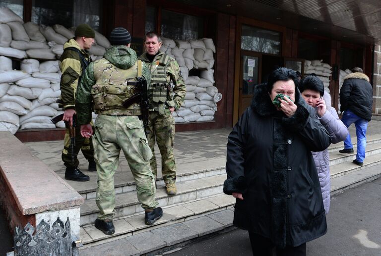 Взрыв на шахте Засядько. Семьи шахтеров возле шахты