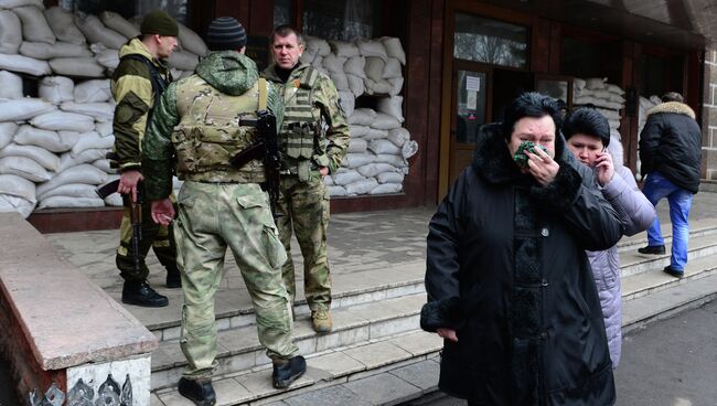 Взрыв на шахте Засядько. Близкие шахтеров возле шахты.