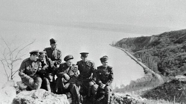 Солдаты и офицеры 3-го Украинского фронта на берегу озера Балатон. Март 1945