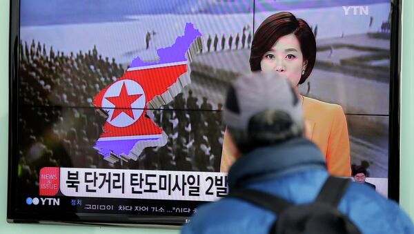 Житель Сеула смотрит по телевизору выпуск новостей о ситуации в КНДР, архивное фото