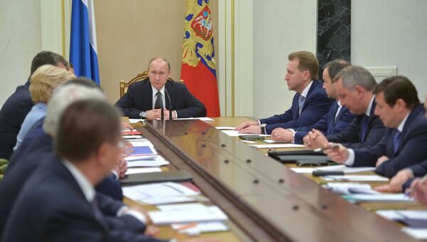 Президент РФ В.Путин на совещании с членами правительства РФ. Архивное фото