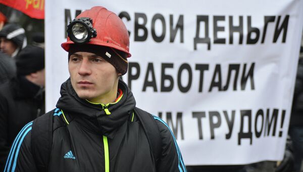 Участник акции протеста шахтеров у здания Верховной рады Украины