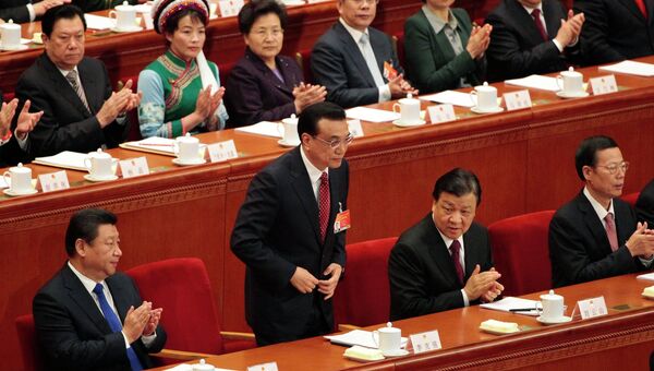 Премьер Госсовета КНР ЛИ Кэцян (стоит)