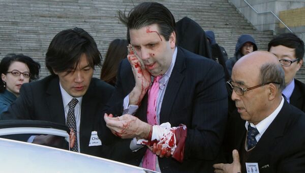 Посол США в Южной Корее Марк Липперт после нападения. Архивное фото