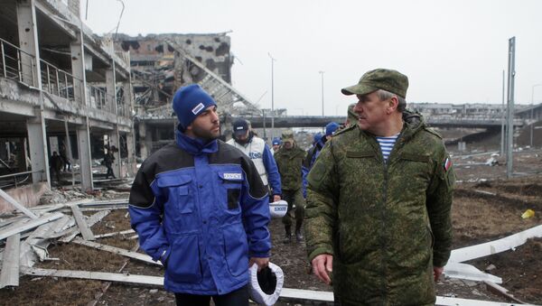 Глава миссии ОБСЕ Александр Хуг (слева) и представитель России в совместной группе по прекращению огня на востоке Украины генерал-лейтенант Александр Ленцов (в центре слева направо). Архивное фото