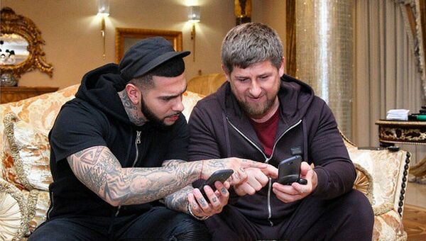 Глава Чечни Рамзан Кадыров и Тимати (Тимур Юнусов) с телефонами YotaPhone. Архивное фото