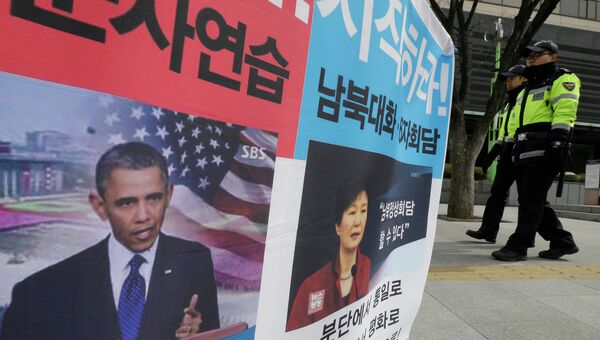 Портреты президента США Барака Обамы и президента Южной Кореи Пак Кын Хе отображается рядом с посольством США в Сеуле, Южная Корея
