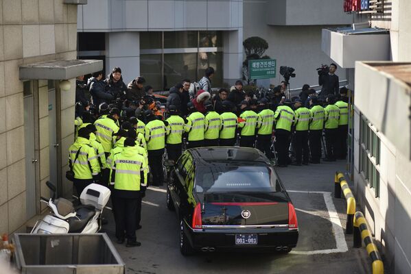 Полиция и журналисты возле больницы в Сеуле, где лежит посол США в Южной Корее Марк Липперт