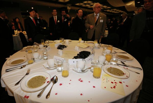 Пятна крови на столе после нападения на посла США в Южной Корее Марка Липперта