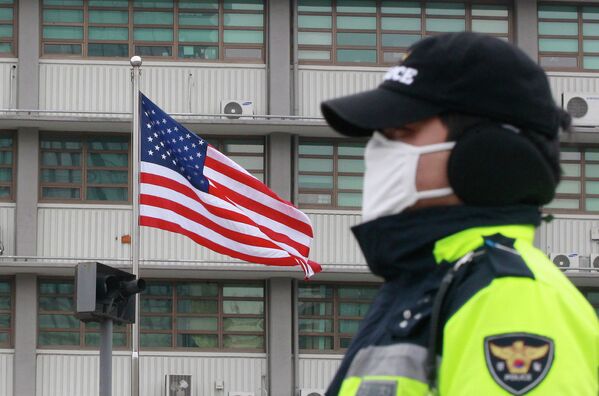 Полиция возле посольства США в Сеуле, Южная Корея