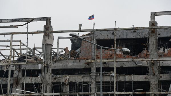 Флаг Донецкой народной республики над разрушенным зданием аэропорта города Донецка. Архивное фото