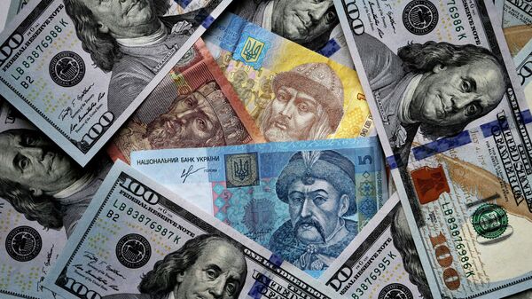 Денежные купюры и монеты США и Украины. Архивное фото