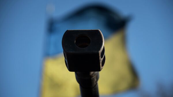 Ствол орудия на фоне флага Украины