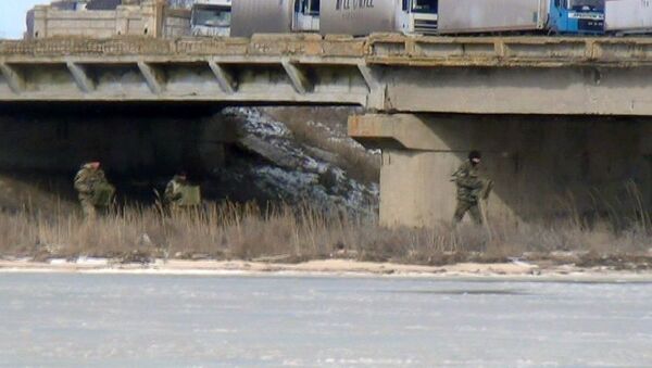 Украинские солдаты под мостом через залив Чонгар