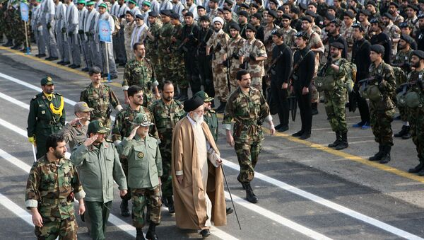 Иранский политик аятолла Али Хаменеи с офицерами на параде в Тегеране. Архивное фото