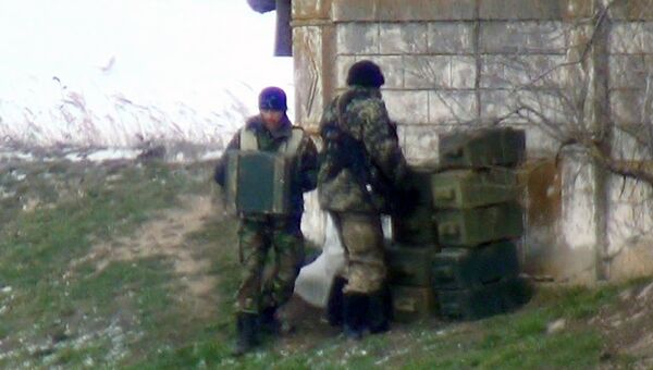 Украинские солдаты складируют ящики под мостом через залив Чонгар. Архивное фото