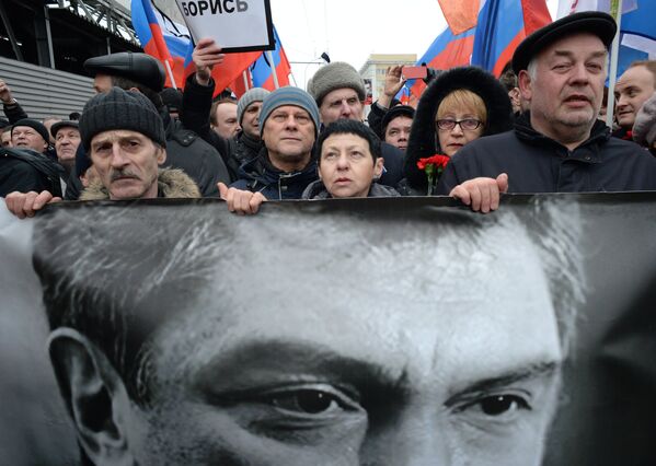 Участники траурного марша в Москве в память о политике Борисе Немцове