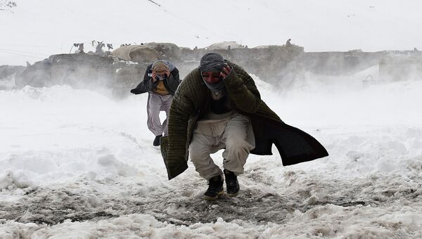 Жертвы лавины бегут навстречу армейскому вертолету для получения помощи. Провинция Панджшер, Афганистан