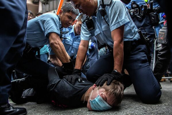 Полиция задерживает протестующих во время митинга в Гонконге