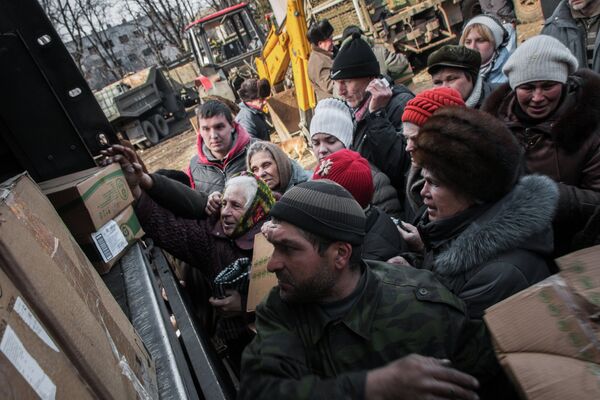 Жители Дебальцево получают гуманитарную помощь от ополченцев Донецкой народной республики (ДНР)