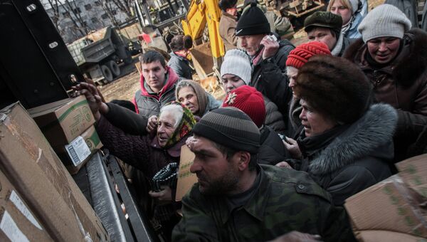 Жители Дебальцево получают гуманитарную помощь от ополченцев Донецкой народной республики (ДНР). Архивное фото