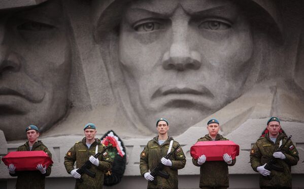 Перезахоронение останков солдат, погибших на Украине во время Великой Отечественной войны