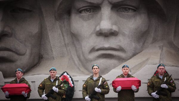 Перезахоронение останков солдат. Архивное фото