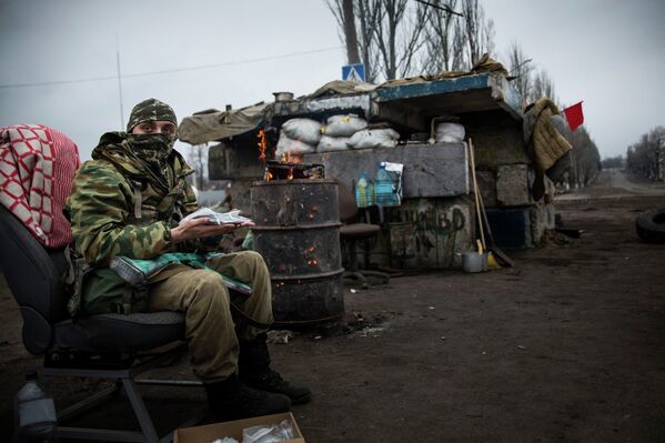 Ополченец ДНР на блок-посту в Углегорске, Донецкая область, Украина