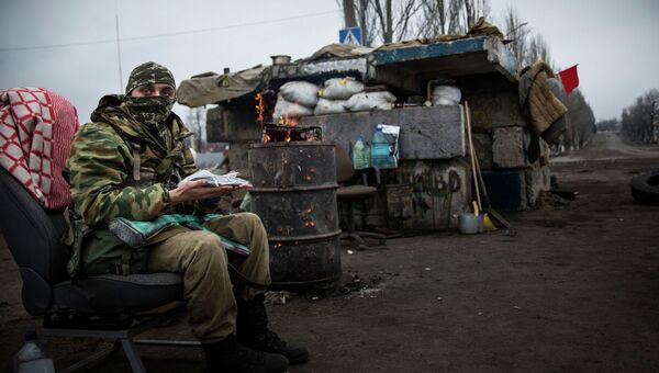 Ополченец ДНР на блок-посту в Углегорске, Донецкая область, Украина. Архивное фото