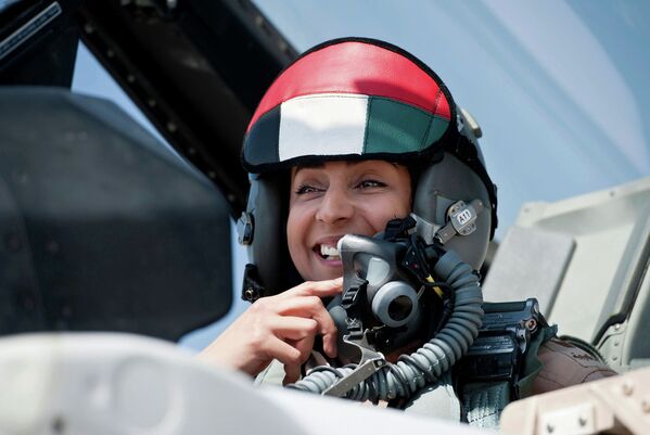 Первая женщина-летчик в истории ОАЭ Марьям аль-Мансури