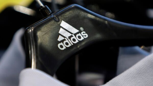Вешалка с логотипом компании Adidas. Архивное фото