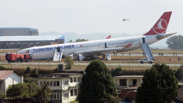 Спасатели на месте аварийной посадки самолета авиакомпании Turkish Airlines в Катманду, Непал