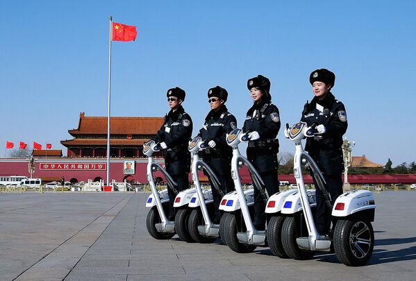 Полицейский патруль на площади Тяньаньмэнь, Пекин. Китай, март 2015