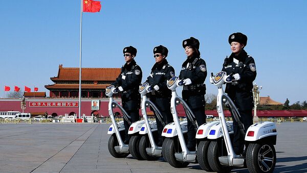 Полицейский патруль на площади Тяньаньмэнь, Пекин. Китай, март 2015. Архивное фото