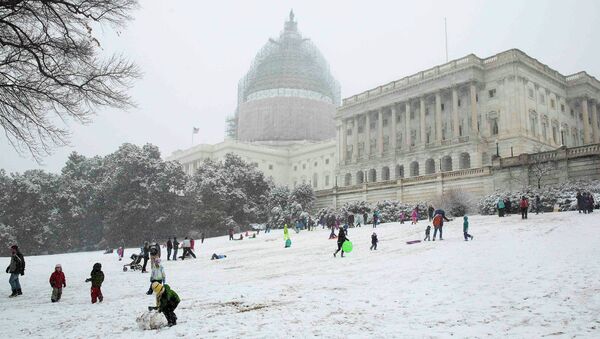 Дети катаются с горки у Капитолия в Вашингтоне