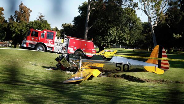 Самолет, пилотируемый актером Харрисоном Фордом, разбился в США